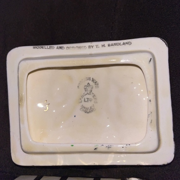 Mrs Gamp Sandland Porcelain Trinket Box - Picture 6 of 12